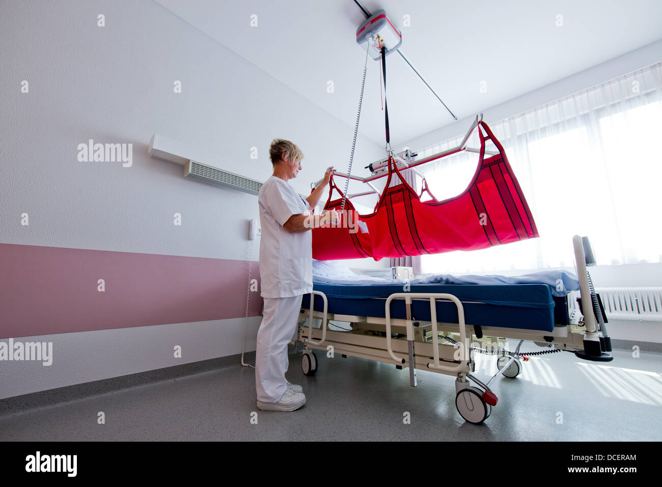 Enfermera Heike Wollenhaupt demuestra una cama especial para personas obesas  en el Hospital Evangélico en Witten, Alemania, 09 de agosto de 2013.  Extremadamente gorda la gente necesita una cama extremadamente estables y
