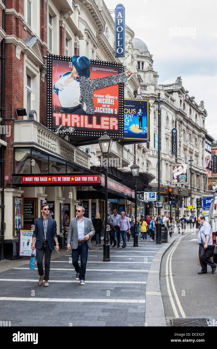 La gente paseando y lírico ApolloTheaters - Shaftesbury Avenue, West End, Londres W1, Foto de stock