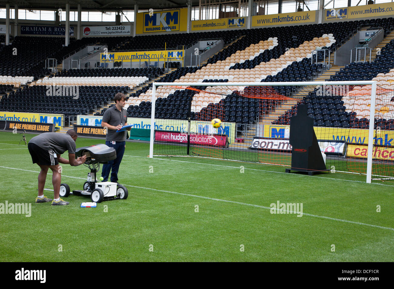 Tecnología de línea de meta Hawk-Eye está instalado y calibrado en un casco de fútbol de la ciudad de Foto de stock