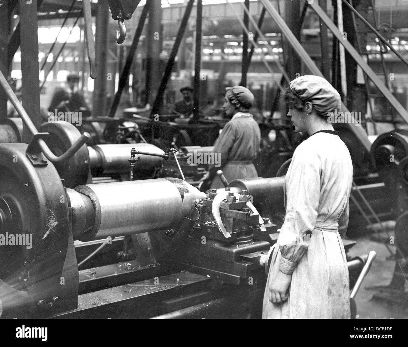 WW1. Las mujeres trabajadores guerra preparar conchas en una fábrica británica durante la Gran Guerra Foto de stock