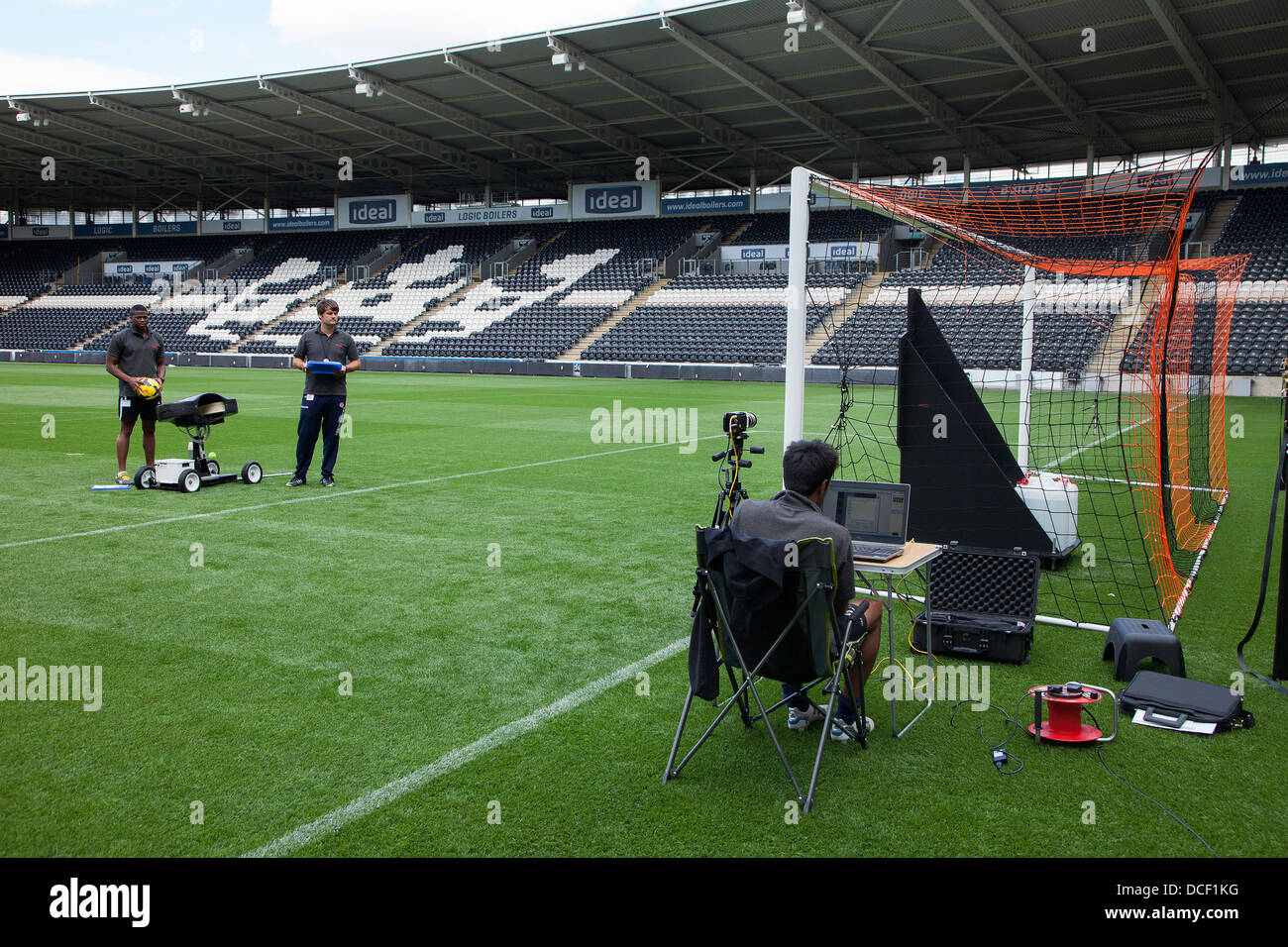 Tecnología de línea de meta Hawk-Eye está instalado y calibrado en un casco de fútbol de la ciudad de Foto de stock