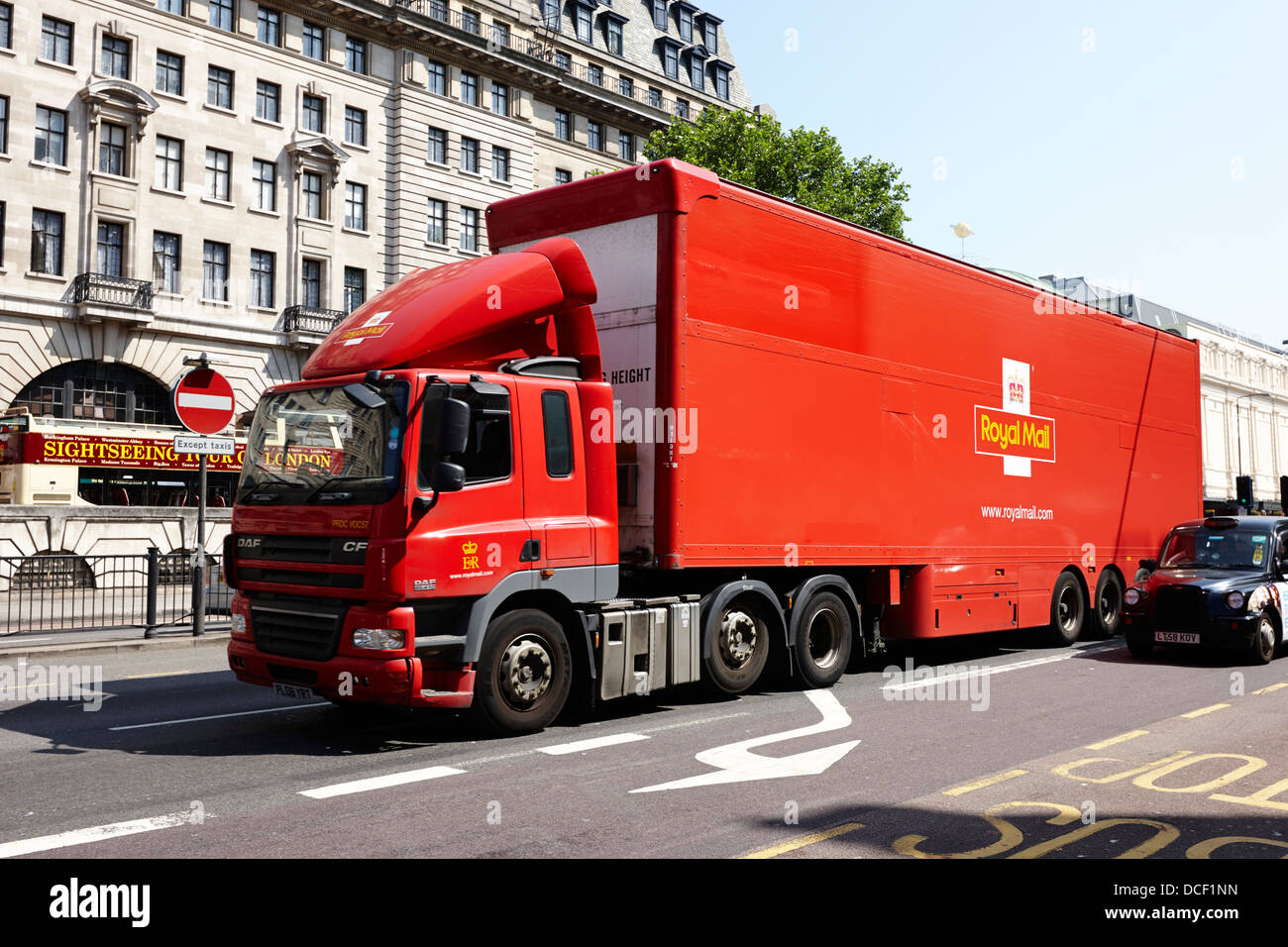 Royal Mail camión articulado de transporte por carretera llevando el correo a través de las calles de Londres, Inglaterra Foto de stock