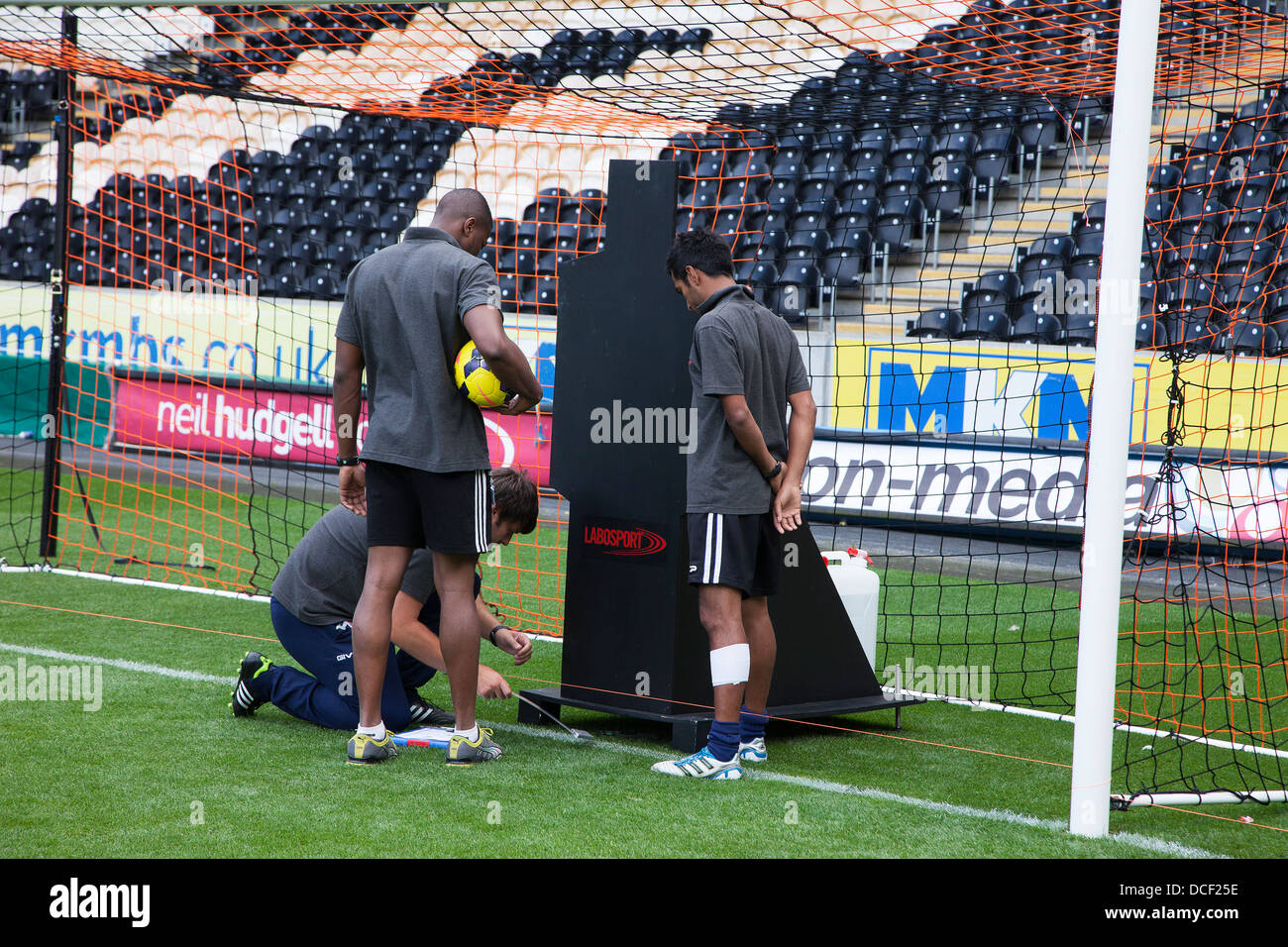 Tecnología de línea de meta Hawk-Eye está instalado y calibrado en un casco de fútbol de la ciudad de Foto de stock