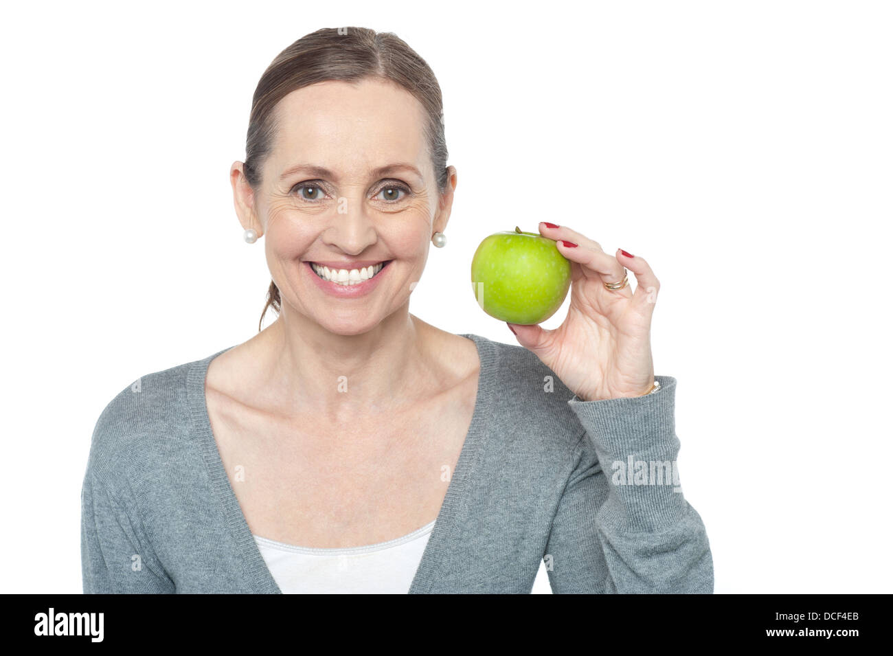 Salud mujer consciente mantiene fresco verde manzana. Foto de stock