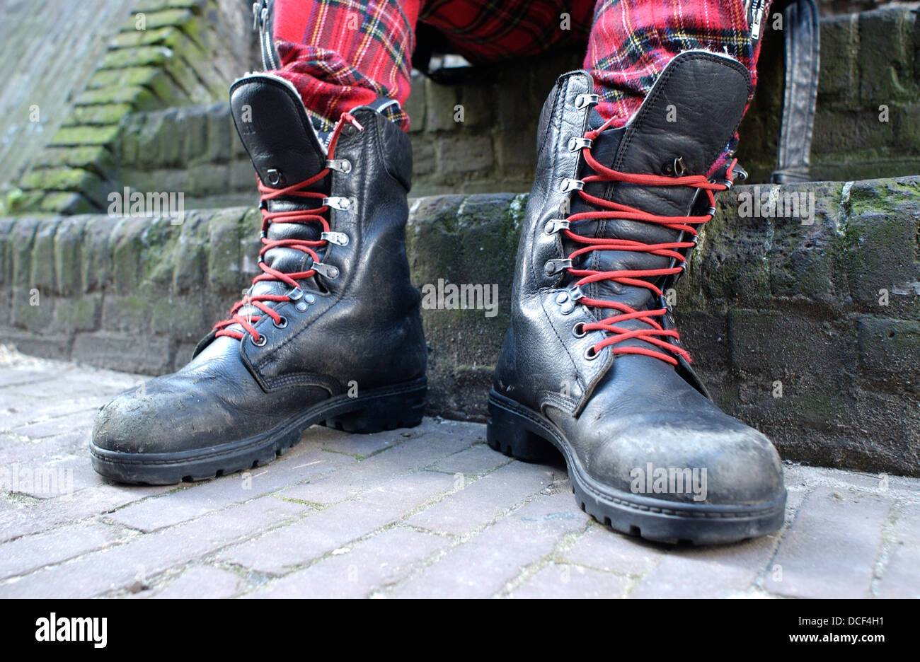 Zapatos punk fotografías e imágenes de alta resolución - Alamy