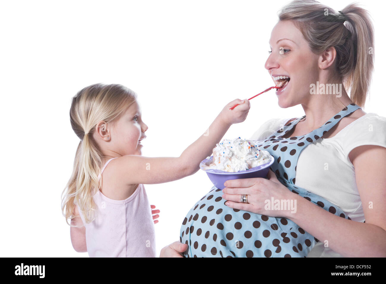 Alimentación hija helado a la madre embarazada Fotografía de stock Alamy