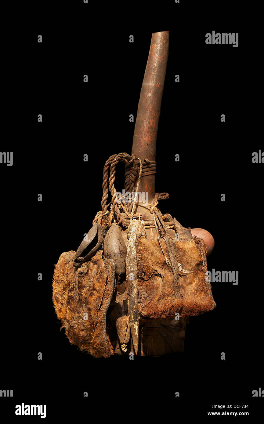 Hunter's Calabash, utilizado para el vino de palma. República Democrática del Congo. Calabash, madera, cuero, resinas, plumas, fibras vegetales, Foto de stock