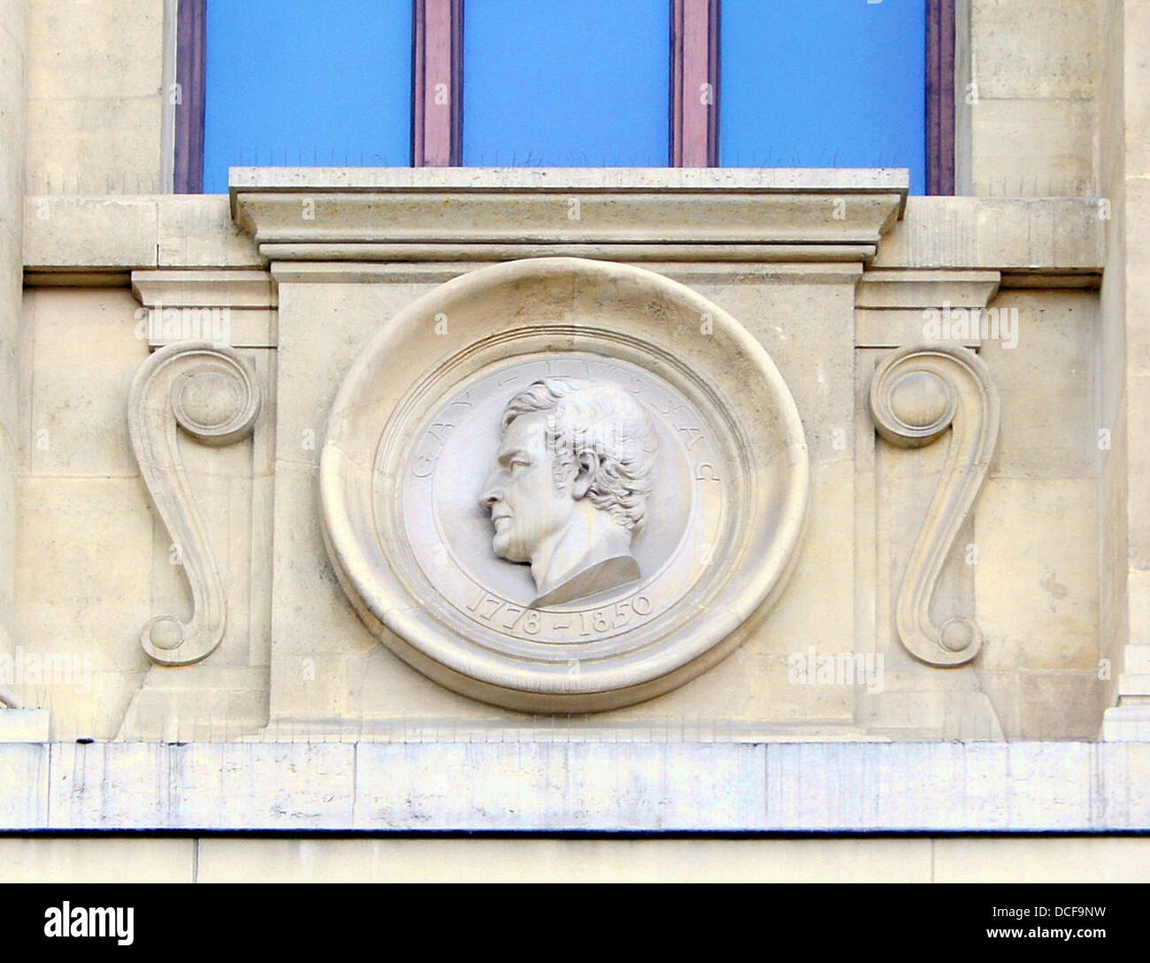 Gay-Lussac. Quinto (a la derecha) y último mascaron en la fachada de la Grande Galerie de l'Evolution en el Jardin des Plantes de París Foto de stock