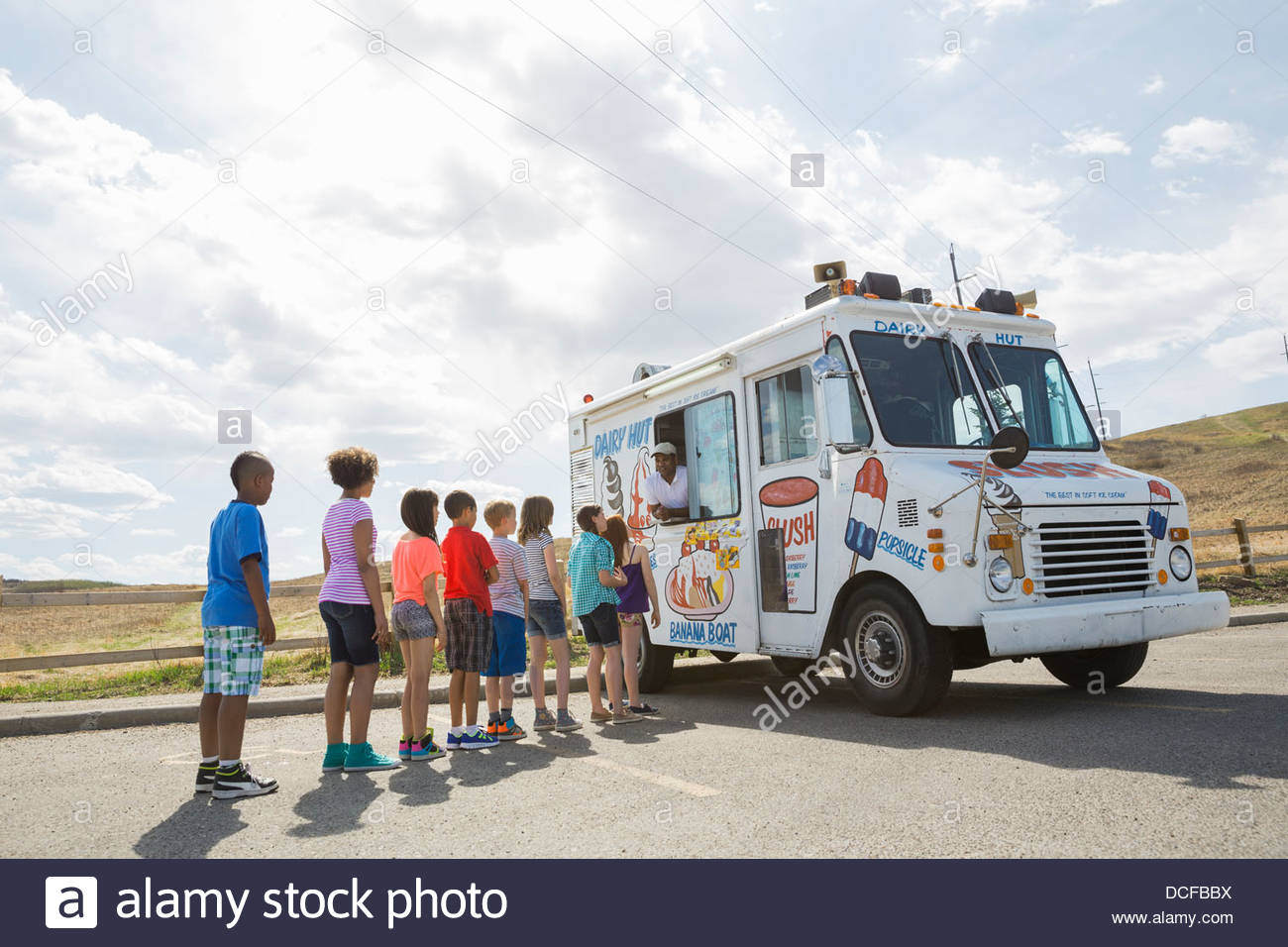 Grupo de niños en espera en una línea de helados Foto de stock