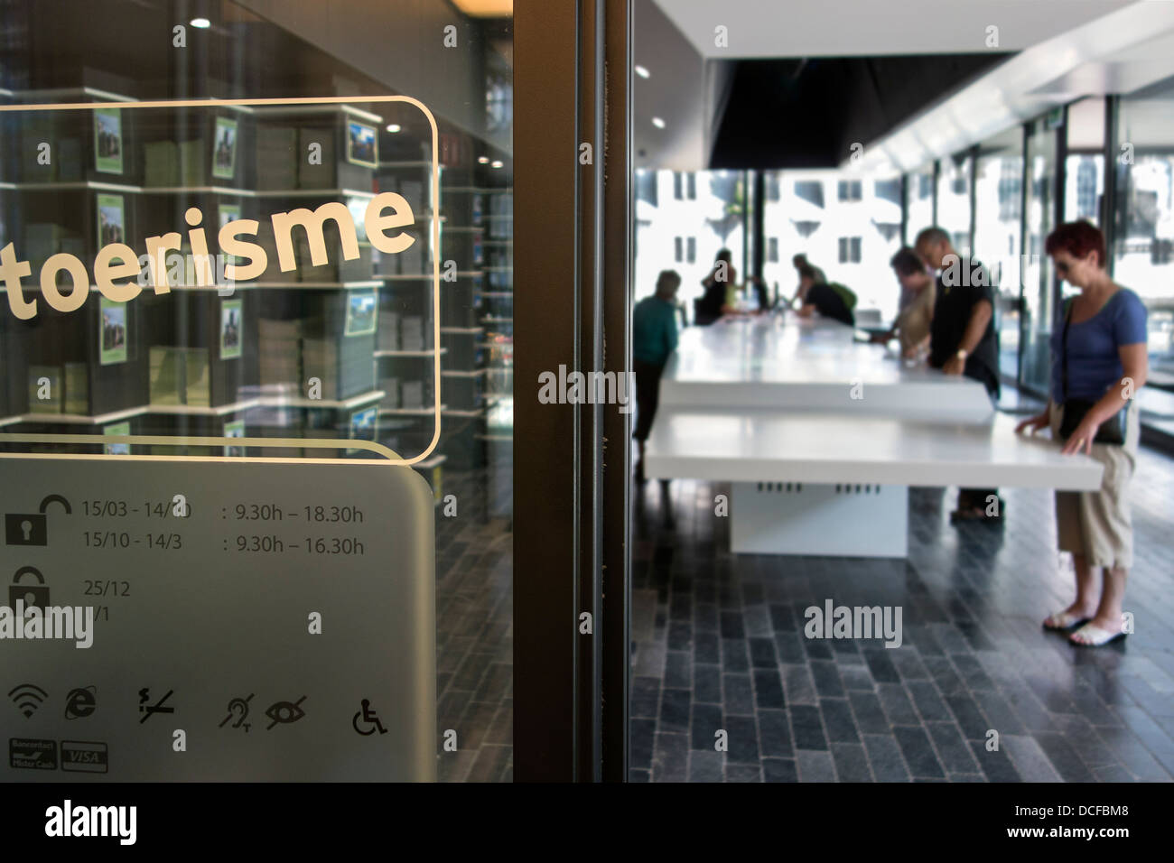 Los turistas que visitan la oficina de turismo de Gante / Centro de  Información, la Región de Flandes Oriental, Bélgica Fotografía de stock -  Alamy