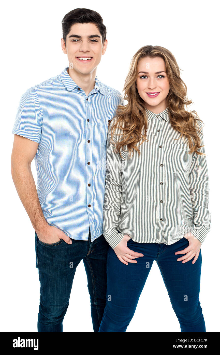 El amor de pareja en ropa de moda sorprendente una elegante pose Fotografía  de stock - Alamy