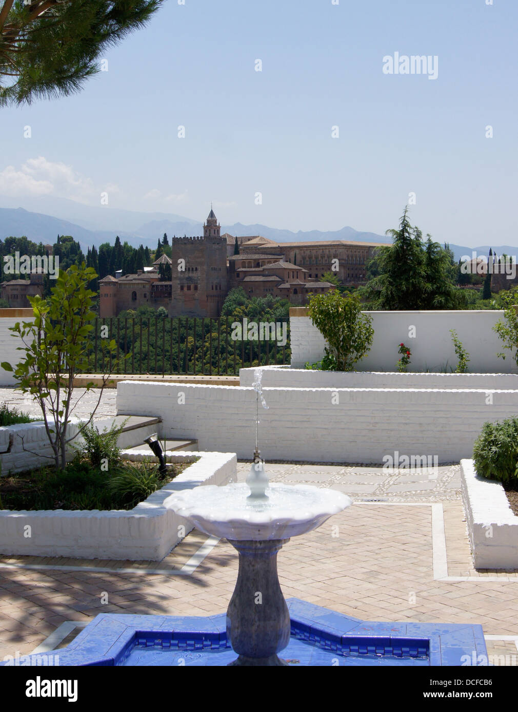 Desde el jardín de la actual mezquita de Granada, la Alhambra y Sierra Nevada (con algo de nieve en agosto) Foto de stock