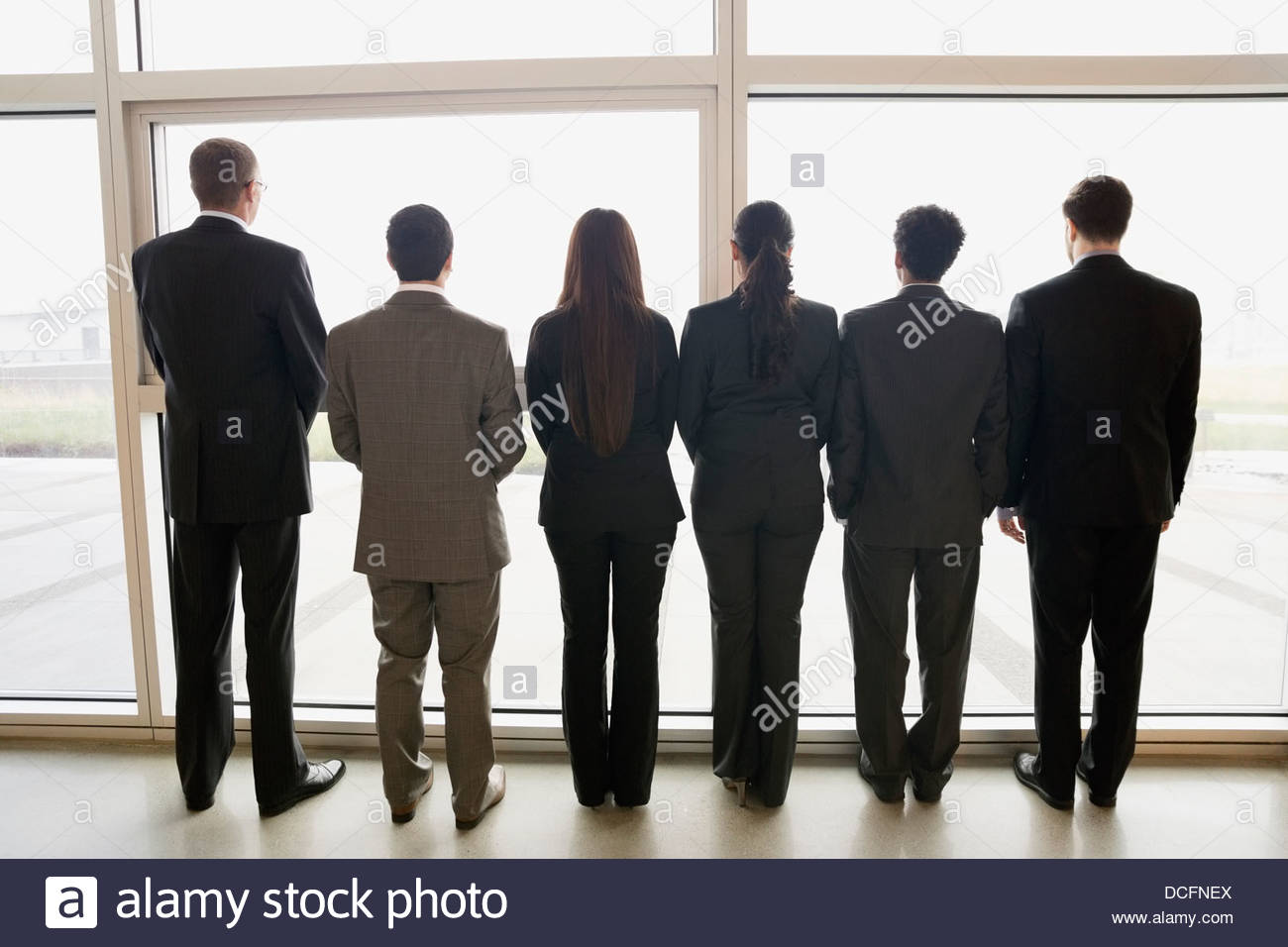 Vista trasera de la gente de negocios de pie en una línea Foto de stock