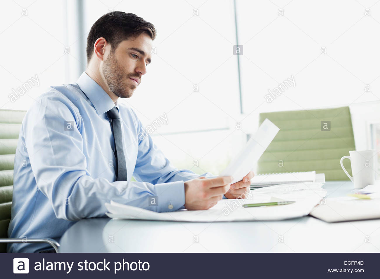 Empresario revisar documentos en la sala de la junta Foto de stock