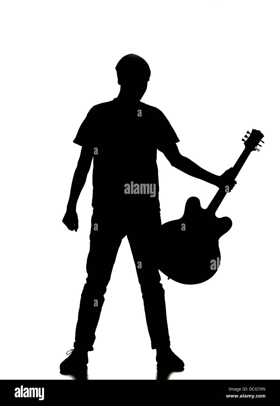 Silueta de un hombre tocando la guitarra Fotografía de stock - Alamy