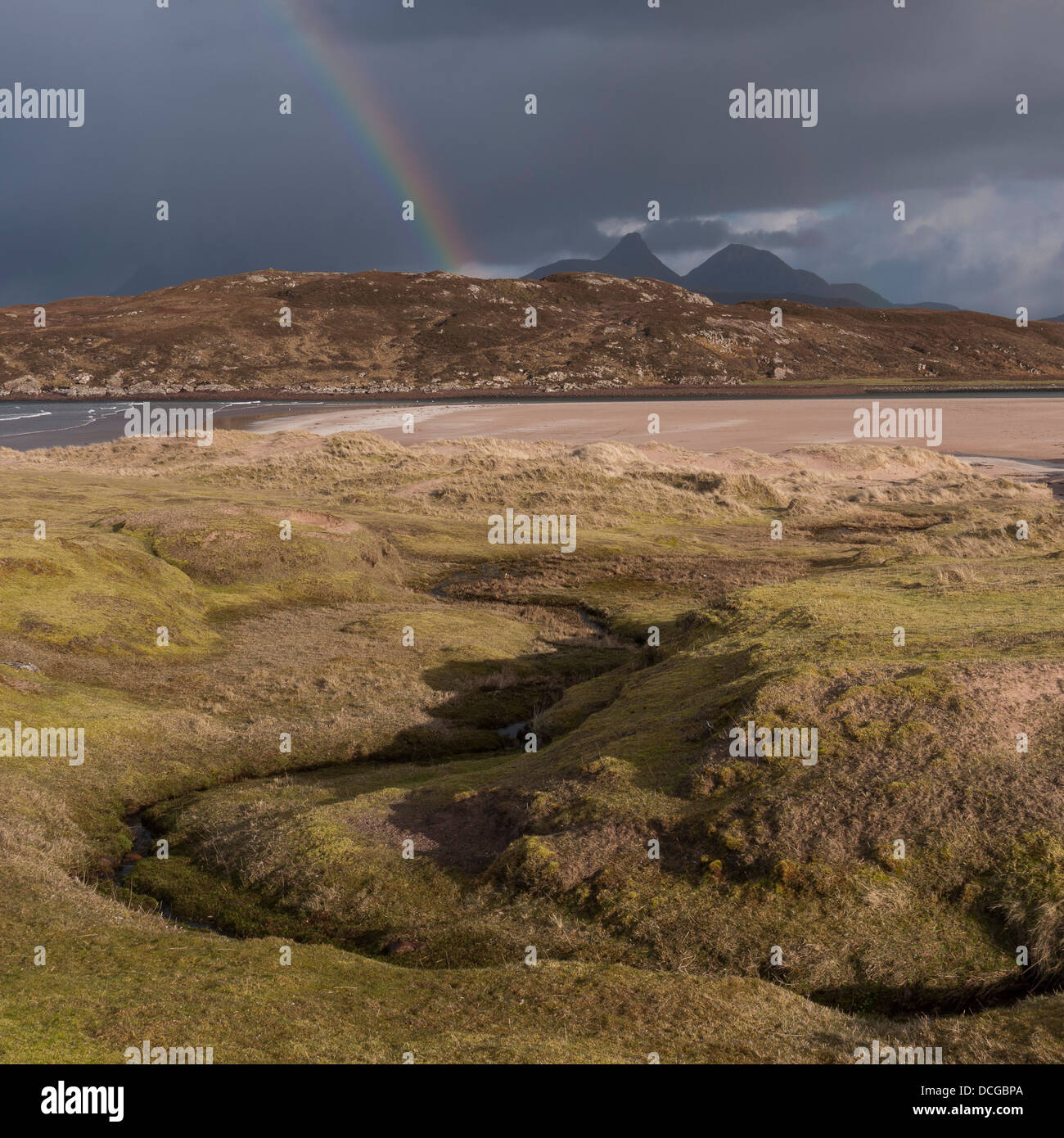 Nubes de lluvia pasa a través de los espectaculares paisajes de montaña de la Reserva Natural Nacional Inverpolly en Assynt, Highlands Escocesas UK Foto de stock