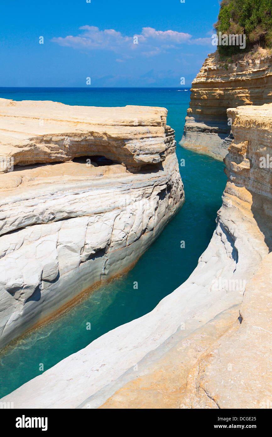 Canal d'amour formaciones de roca en Sidari de isla de Corfú en Grecia Foto de stock