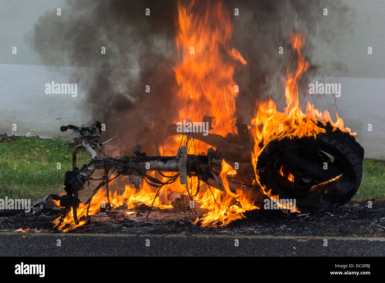 Scooter en el fuego después de incendio Foto de stock