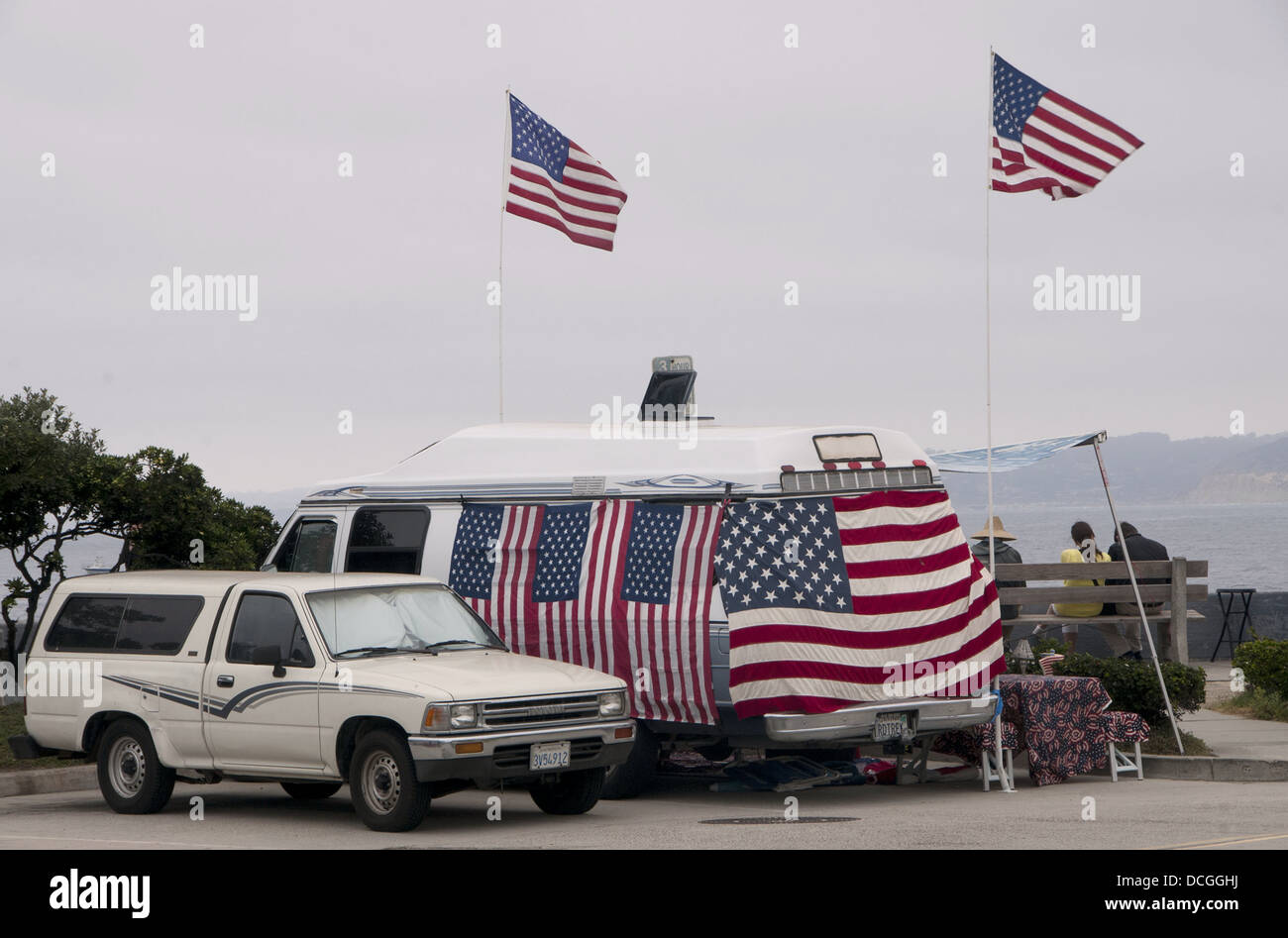 Van y la bandera americana, la bandera americana, playa de La Jolla, California, el 4 de julio, el Frente Patriótico, el patriotismo estadounidense Foto de stock