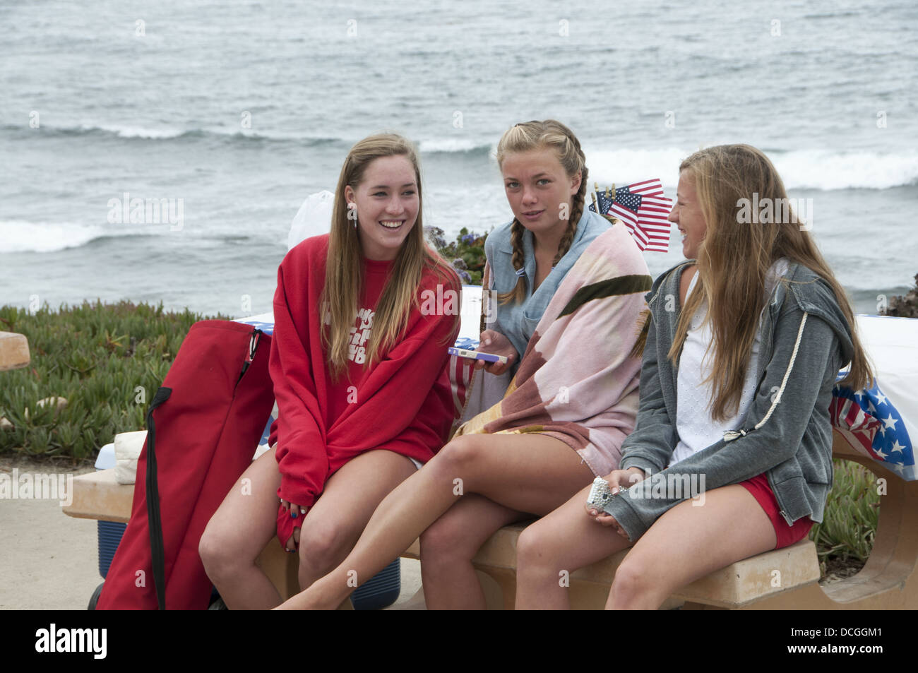 Tres adolescentes en la playa de La Jolla, California, el 4 de julio de 2012 Foto de stock