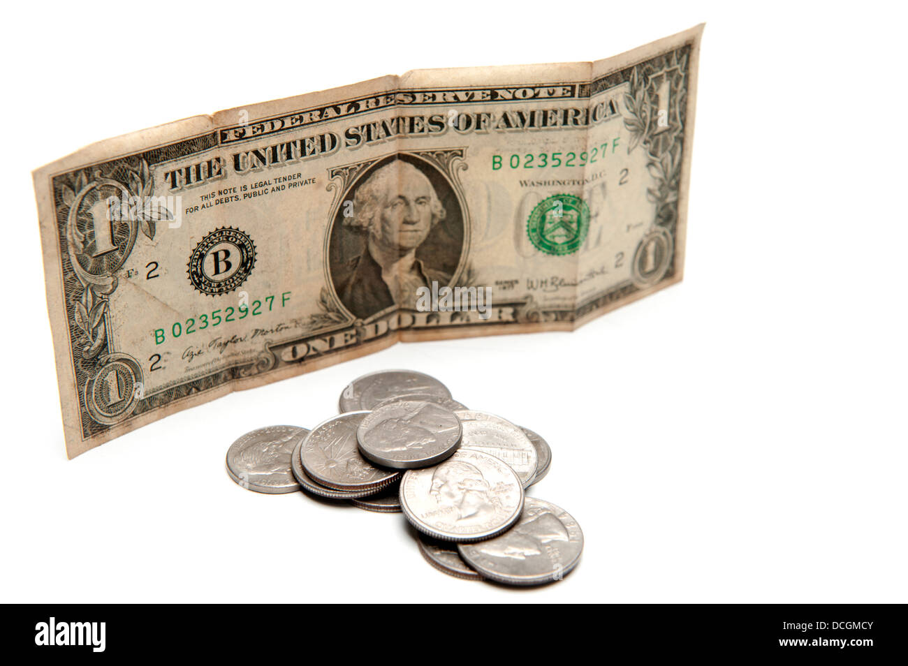 Moneda dólar y monedas en blanco . Foto de stock