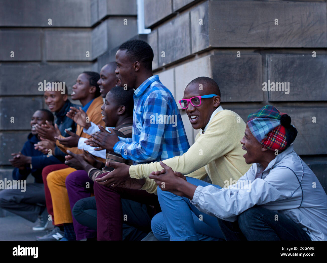 Edimburgo, Escocia, el 17 de agosto de 2013 miembros del grupo Sowetto melódicas voces de África de tomar un descanso en su Fringe de Edimburgo Mostrar en St John's Church y busking en la Royal Mile Foto de stock