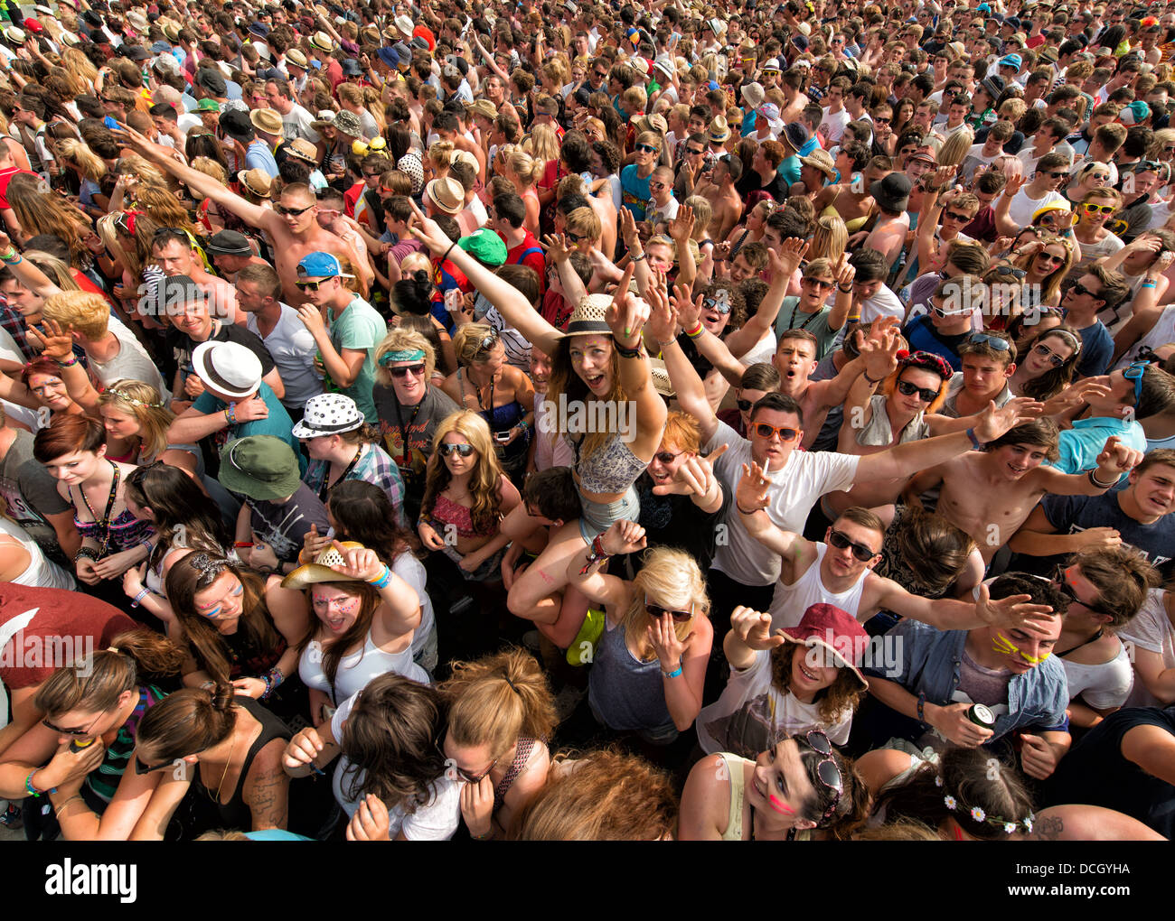 Los amantes de la música en el escenario principal durante T en el Festival Park en Balado en Julio 8, 2013 en Kinross Foto de stock