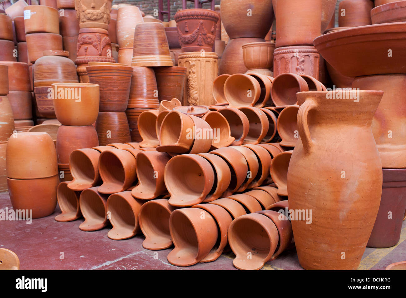 Surtido de ollas, jarrones y jarras para venta en Raquira, en el  departamento de Boyacá de Colombia, famosa por su cerámica y cerámica  Fotografía de stock - Alamy