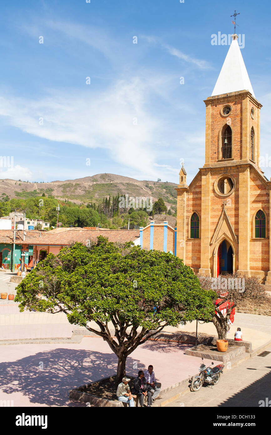 La iglesia principal, en la plaza central de Raquira, en el departamento de Boyacá de Colombia, famosa por su cerámica y cerámica Fotografía de stock - Alamy La iglesia principal, en la plaza central de Raquira, en el departamento de Boyacá de Colombia, famosa por su cerámica y cerámica Fotografía de stock - Alamy