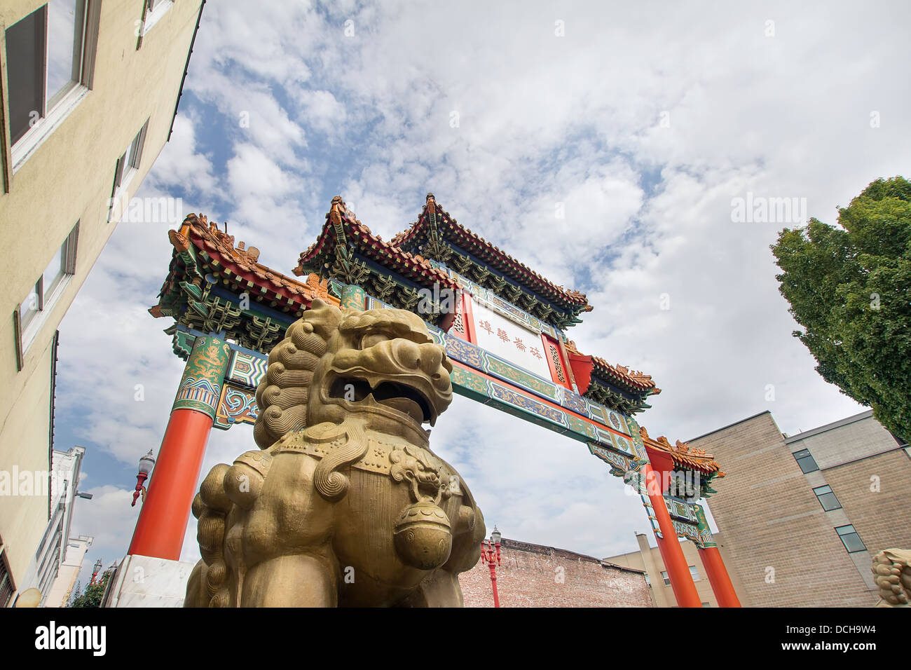 Chinatown Gate contra el cielo azul con nubes blancas en Portland, Oregón Foto de stock
