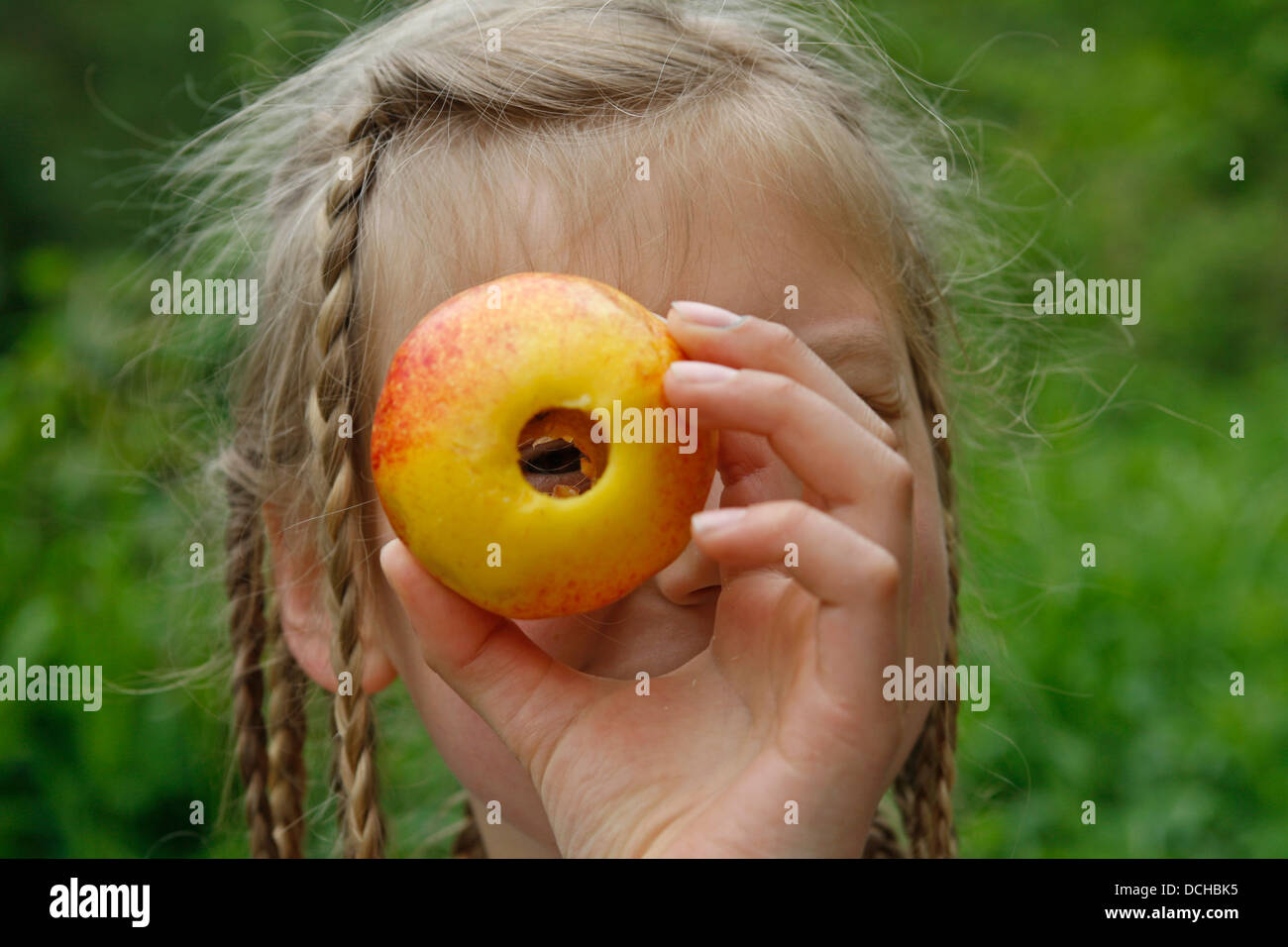 Niña, Niño con Apple, manzanas, Mädchen, tipo mit Apfel, Äpfel, Obst Foto de stock