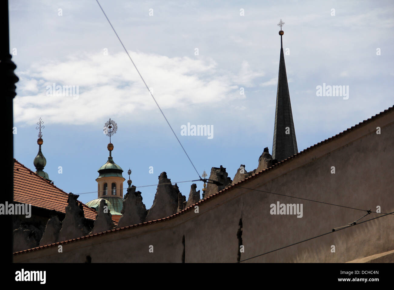 Una interesante vista de campanarios en Praga Foto de stock