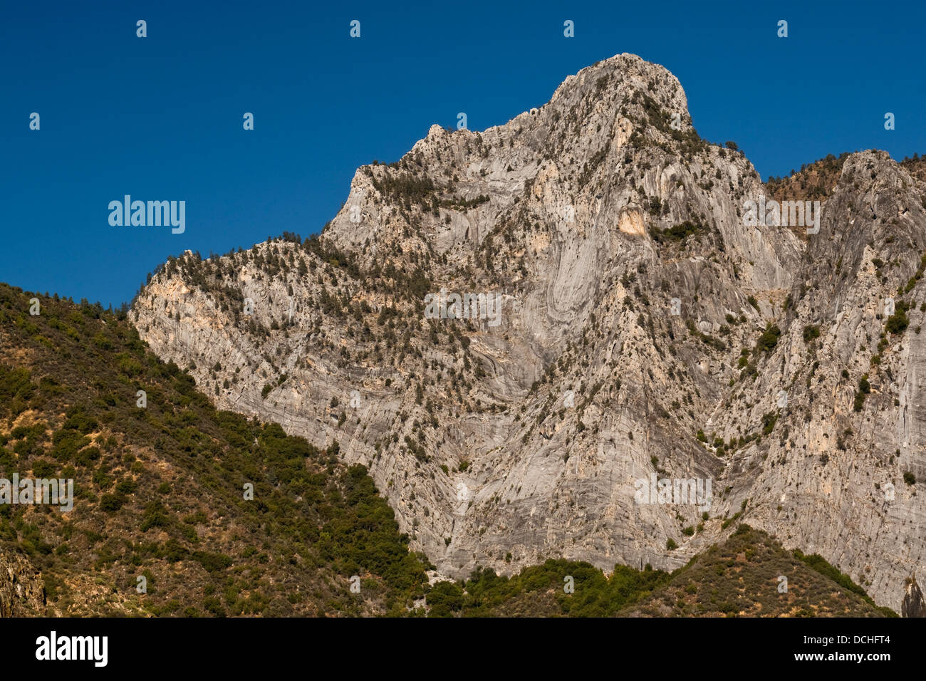 El pico de la montaña de granito encima de Kings Canyon, el condado de Fresno, California Foto de stock