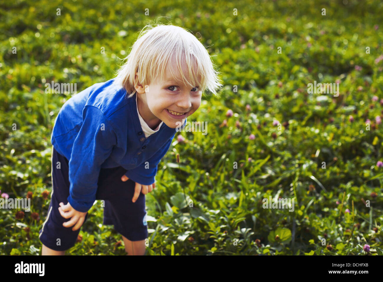 Crafty cute little boy afuera, Retrato de niño sonriente Foto de stock