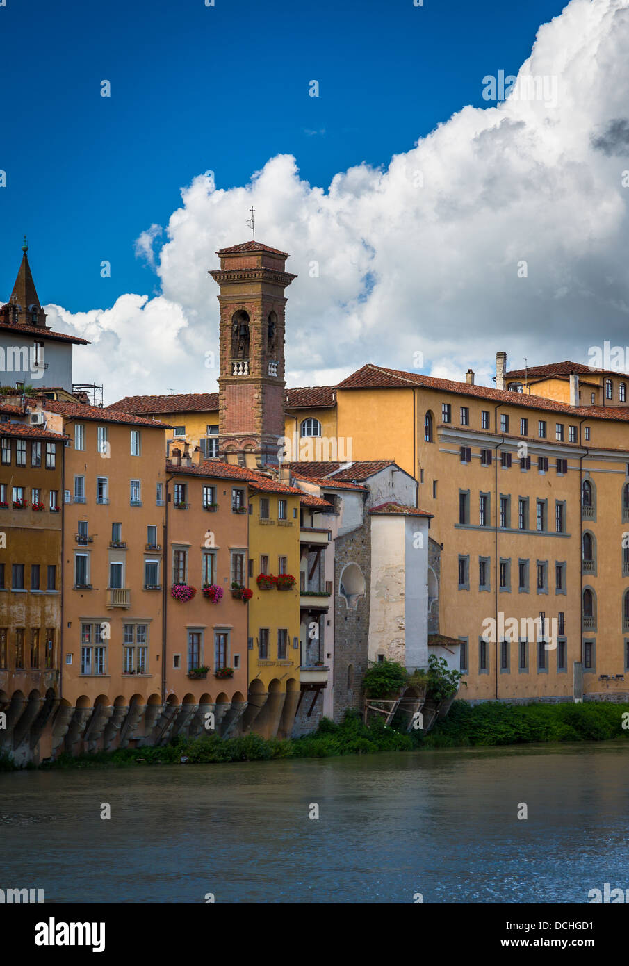 Los edificios a lo largo del río Arno, cerca del Ponte Vecchio de Florencia, Italia. Foto de stock