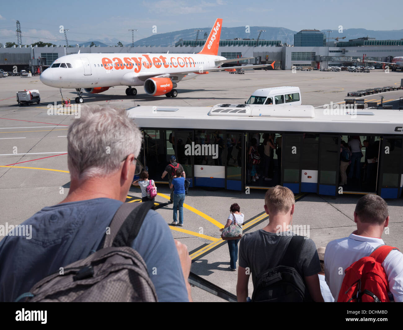 Desembarco de Easyjet de aviones de pasajeros en el aeropuerto de Ginebra  que hay manera de bajar las escaleras hacia el asfalto a la espera de  autobús Fotografía de stock - Alamy