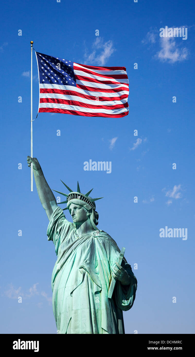 La estatua de la libertad sosteniendo la Bandera de los Estados Unidos , Nueva York, EE.UU. Foto de stock