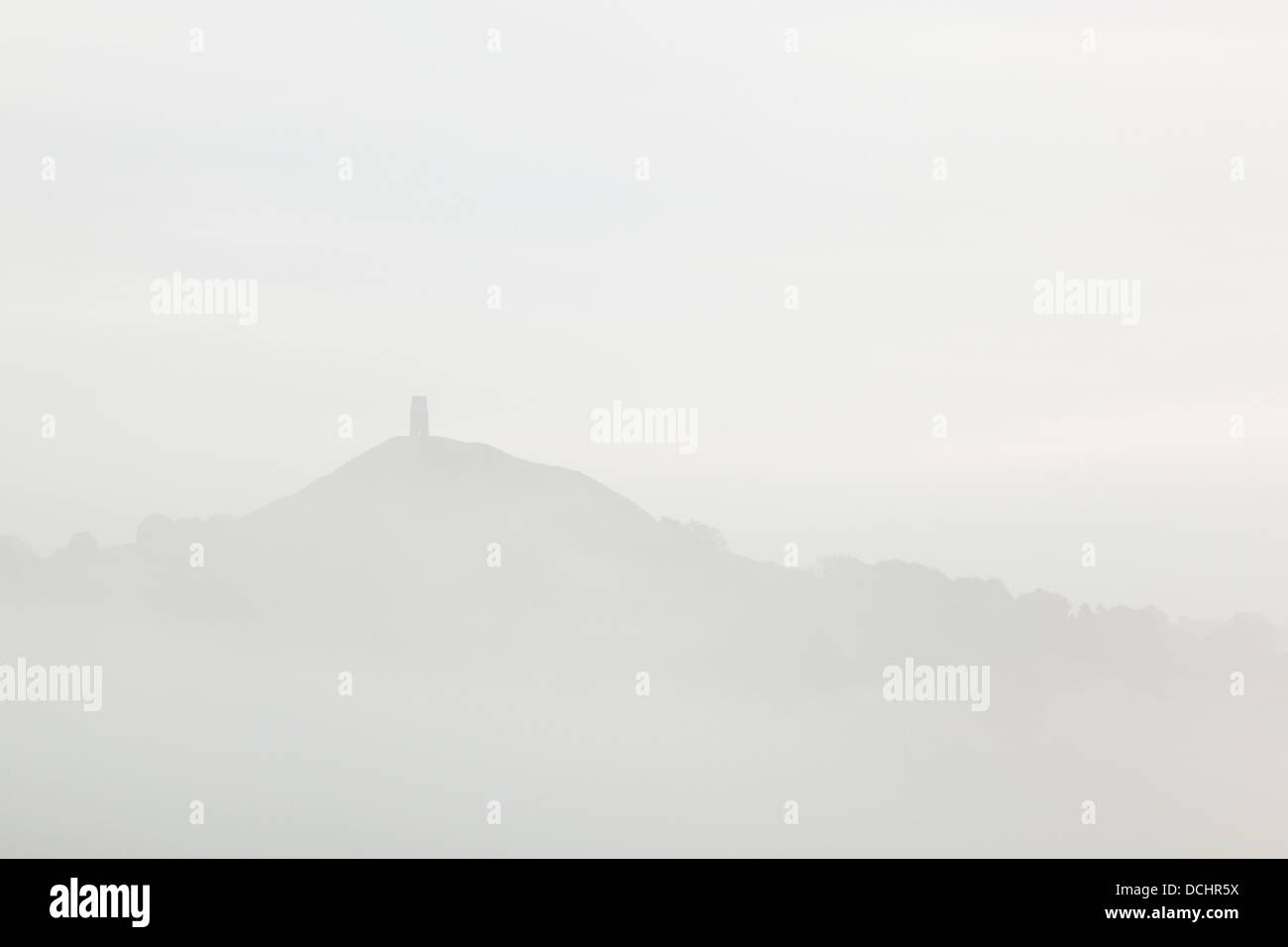 Silueta de Glastonbury Tor en una niebla por la mañana antes del amanecer. Foto de stock