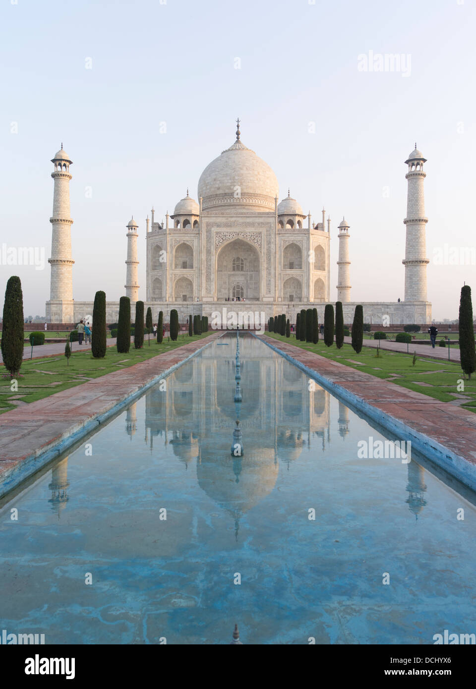 Mausoleo de Mármol Blanco, el Taj Mahal, en Agra, India, un sitio del Patrimonio Mundial de la UNESCO Foto de stock