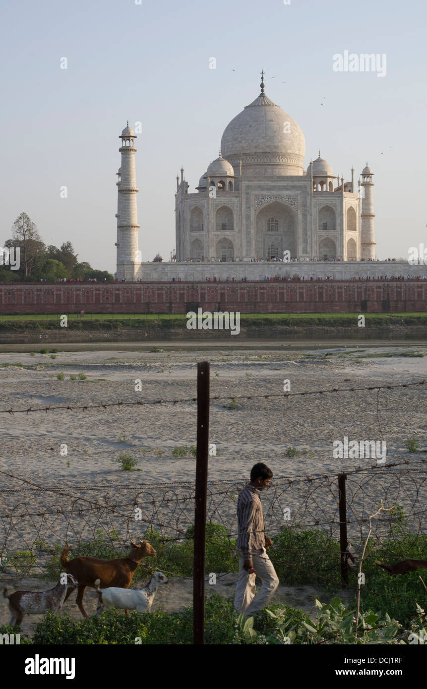 Alambre de púas, cruzando el río desde el Mausoleo de Mármol Blanco, el Taj Mahal, en Agra, India, un sitio del Patrimonio Mundial de la UNESCO Foto de stock