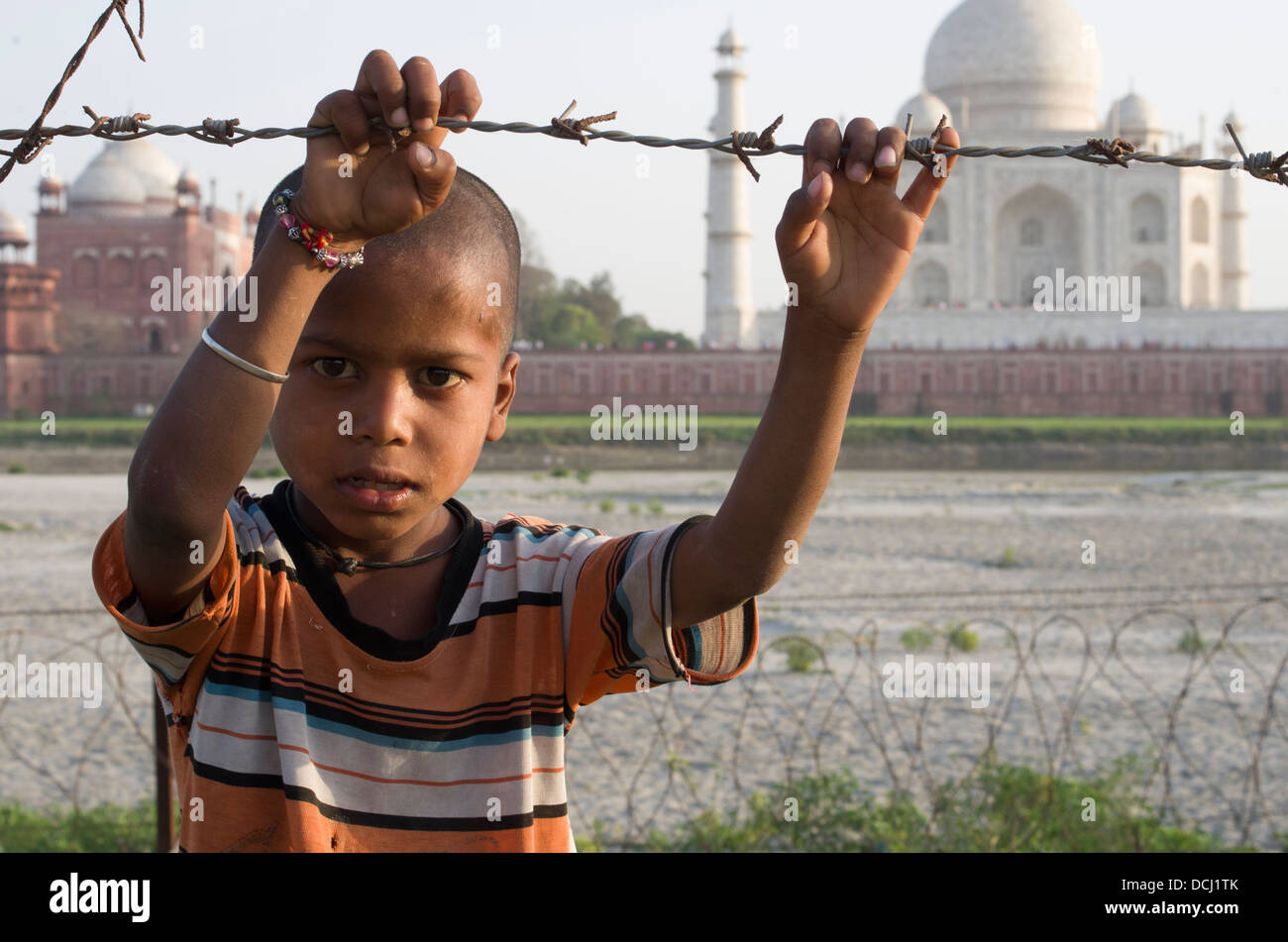 Chico, alambre de púas, Mausoleo de Mármol Blanco, el Taj Mahal, en Agra, India, un sitio del Patrimonio Mundial de la UNESCO Foto de stock