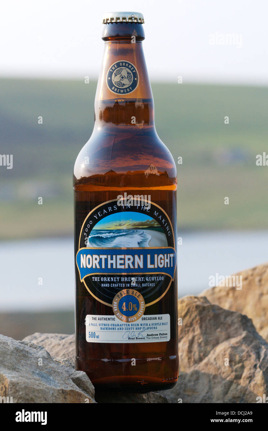Una botella de la cervecería de Orkney's Northern Light Pale Ale, en frente de la Bahía de primera, Continental, las Islas Orcadas. Foto de stock