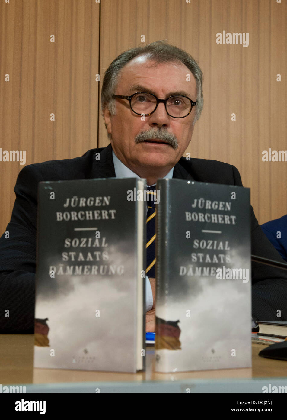 Escritor Juergen Borchert, habla durante la presentación de su libro 'Sozialstaats-Daemmerung' ('Social Estado Twilight') en Berlín, Alemania, el 19 de agosto de 2013. Foto: Rainer JENSEN Foto de stock
