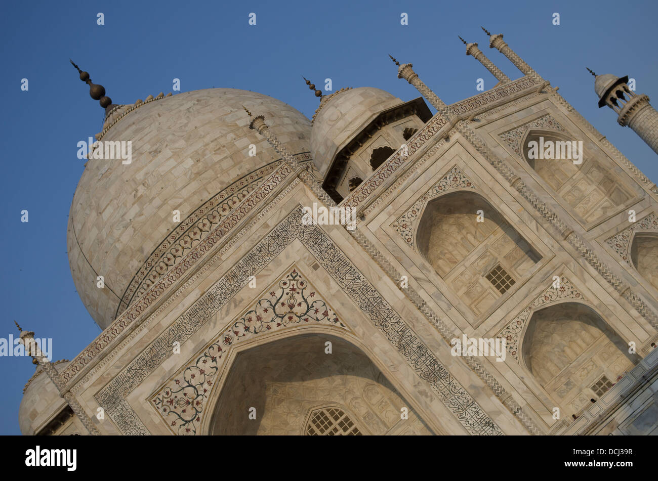 Mausoleo de Mármol Blanco, el Taj Mahal, en Agra, India, un sitio del Patrimonio Mundial de la UNESCO Foto de stock