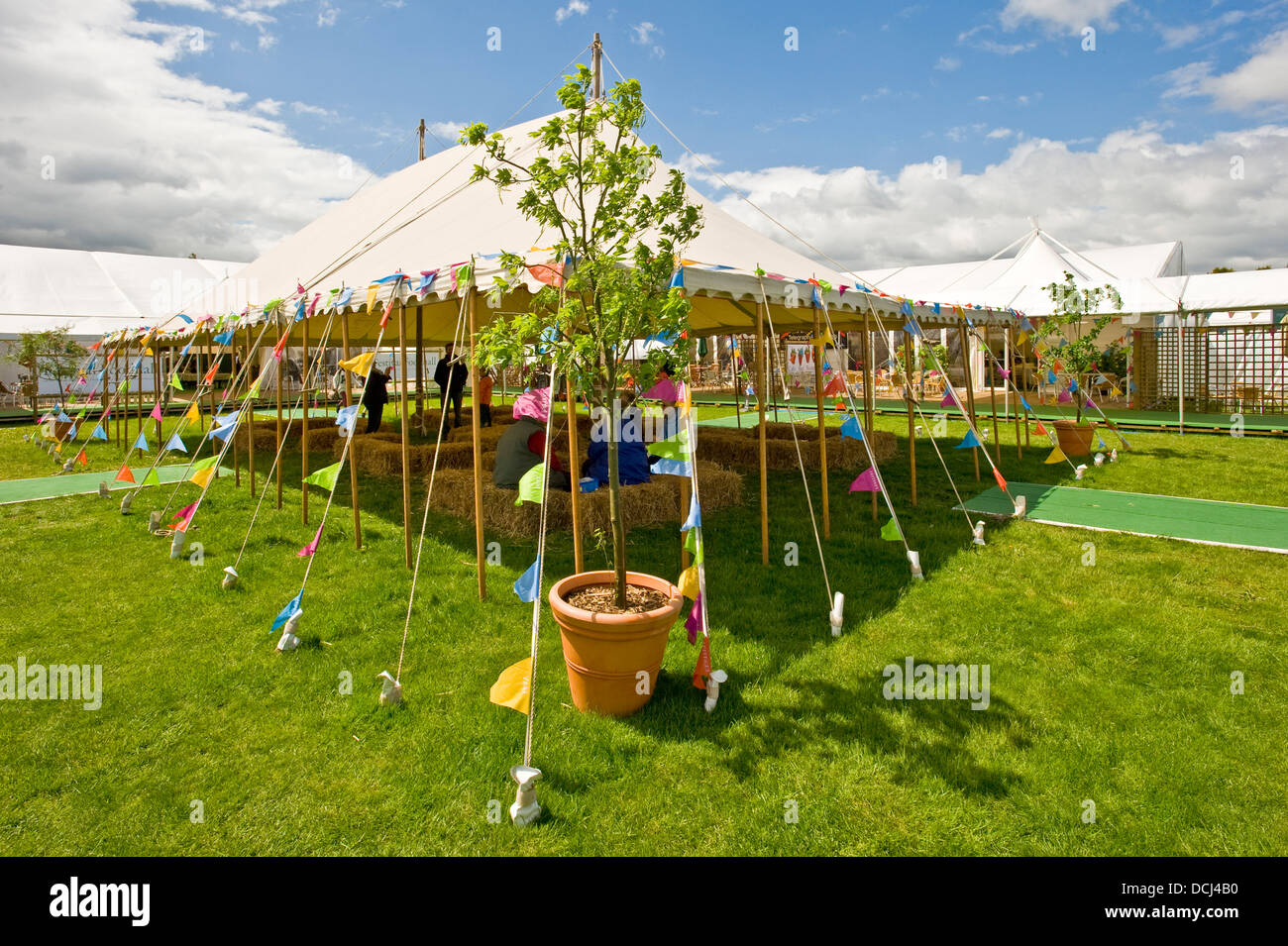 La zona exterior para sentarse en el "Food Hall" dentro del Hay Festival. Foto de stock