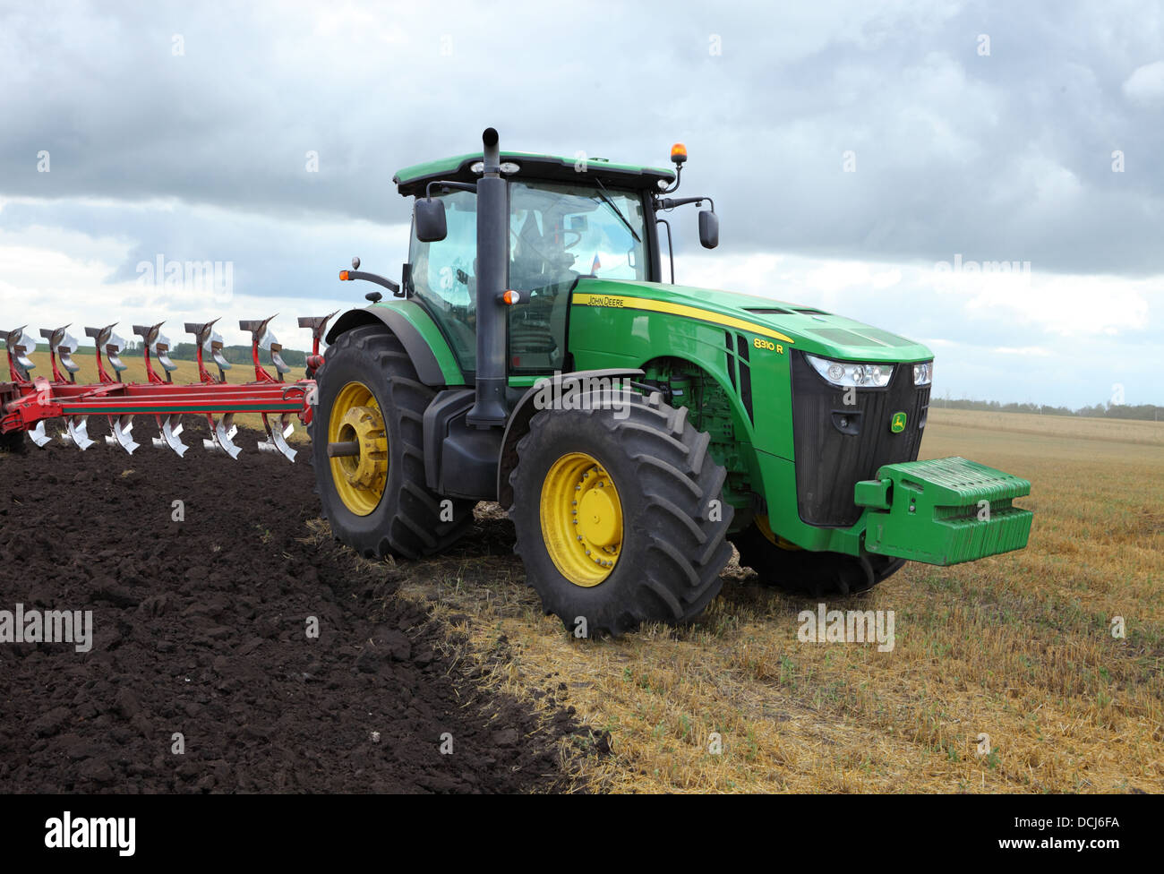 Tractor John Deere con el arado en el campo Fotografía de stock Alamy