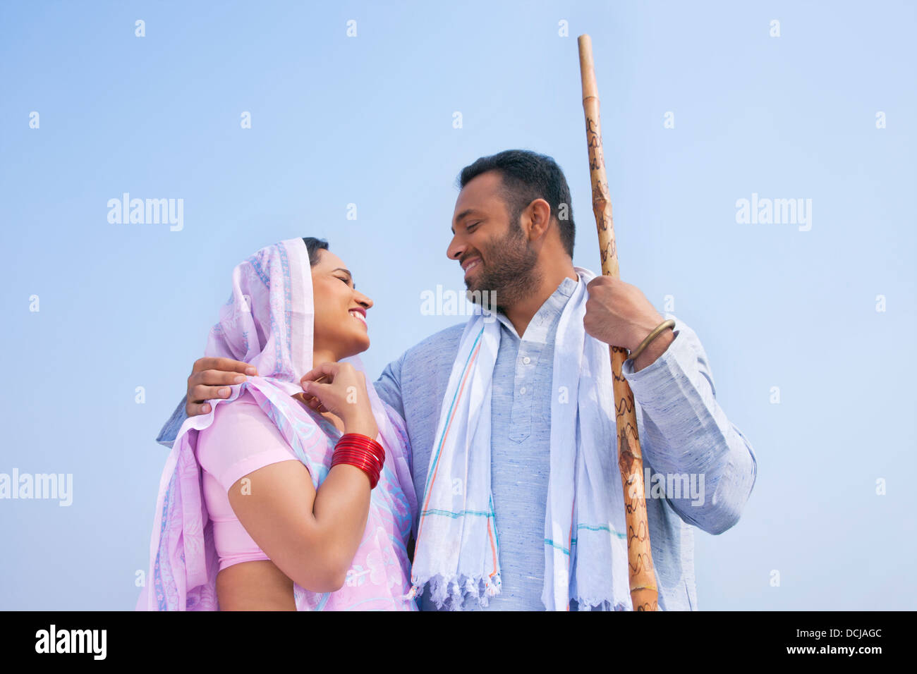 Ángulo de visión baja de un indio sonriente pareja Foto de stock