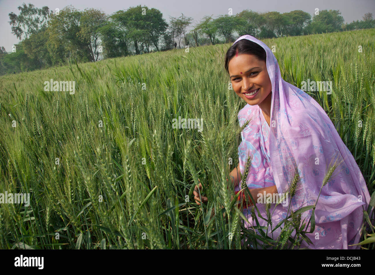 Retrato de una trabajadora agrícola indio feliz trabajando en el campo Foto de stock