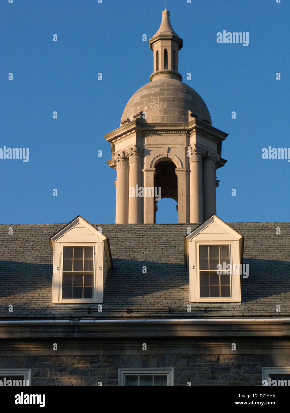 Torre del Reloj Antiguo edificio principal del campus de la Universidad Estatal de Pennsylvania State College Pennsylvania, EE.UU. Foto de stock