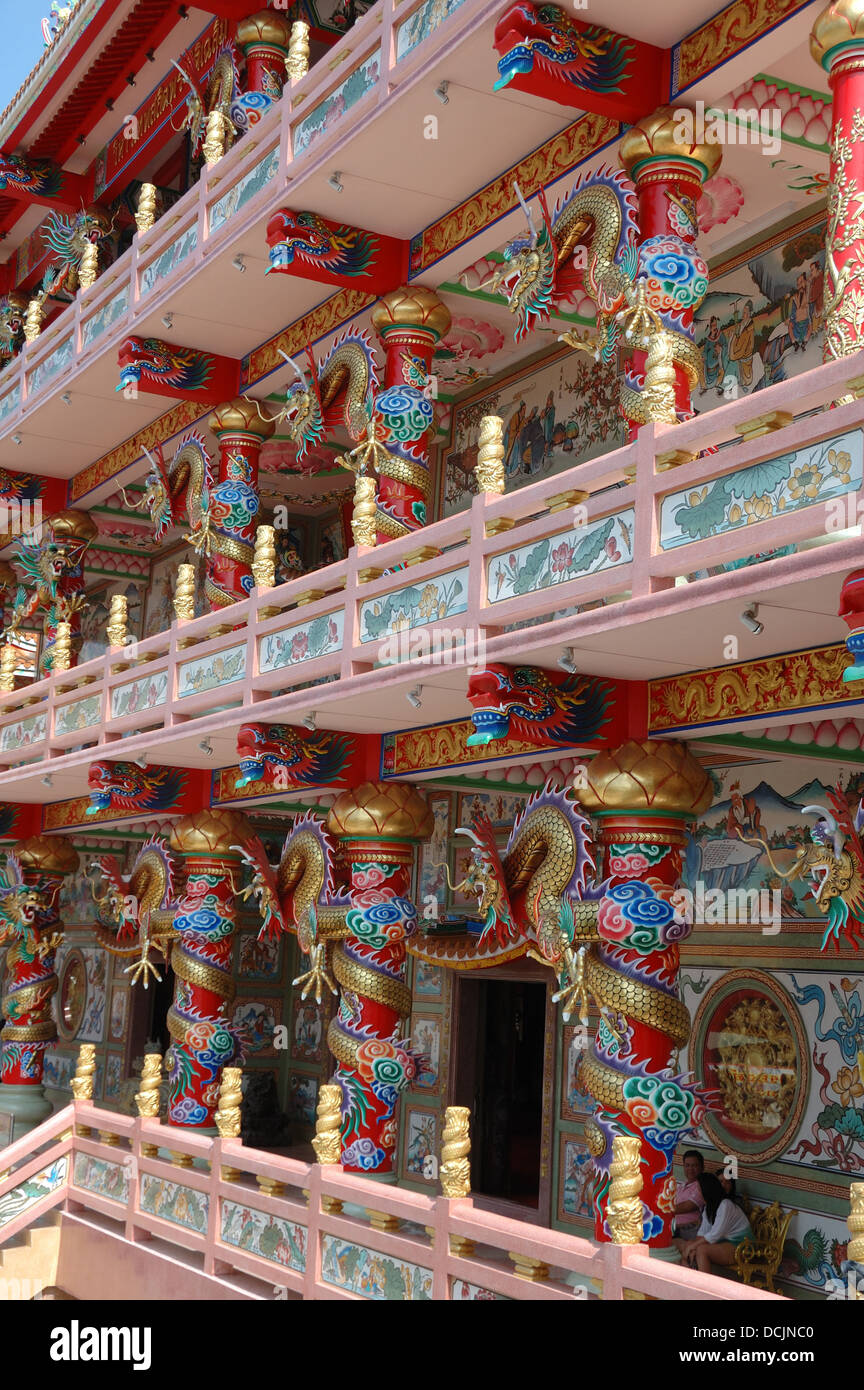 Los balcones o galerías en Ang Sila templo chino o Wihan Thep Sathit Chaloem Phra Kitti - Nacha Sa Santuario Chue tailandés Foto de stock